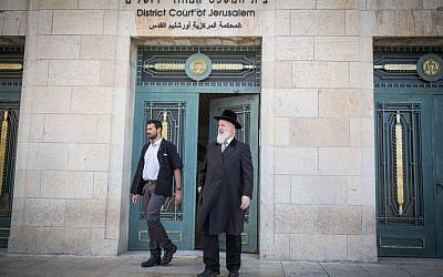 Former Chief Rabbi of Israel, Yona Metzger (r) seen at the Jerusalem District Court at the opening of his trial, where he is suspected of taking bribed, fraud, and involvement in criminal activities, on March 10, 2016. (Hadas Parush/Flash90)