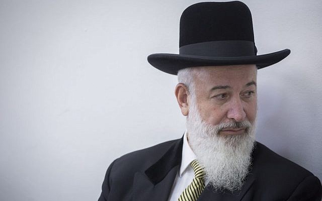 Former chief rabbi of Israel Yona Metzger at the Jerusalem District Court during his trial for taking bribes, fraud, and involvement in criminal activities, July 21, 2016. (Yonatan Sindel/Flash90)