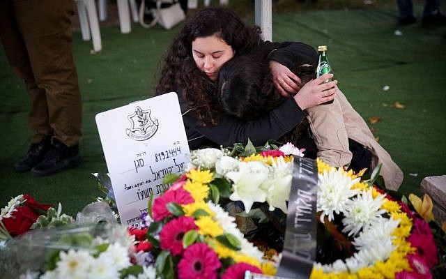 Family and friends mourn at the funeral of IDF Lieutenant Yael Yekutiel at the military cemetery Kiryat Shaul, outside of Tel Aviv, January 9, 2017. (Hadas Parush/Flash90) 