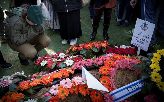 Family and friends mourn at the funeral of IDF Shir Hajaj at Mount Herzl in Jerusalem, on january 9, 2017. (Miriam Alster/Flash90) 
