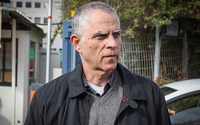 Publisher and owner of the Yedioth Ahronoth newspaper Arnon 'Noni' Mozes arrives for questioning at the Lahav 433 investigation unit in Lod on January 15, 2017. (Koko/Flash90)