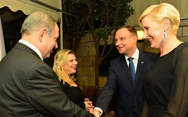 Prime Minister Benjamin Netanyahu (left) and his wife, Sara, host Polish President Andrzej Duda (second from right) and his wife, Agata Kornhauser, at the president’s residence in Jerusalem on January 18, 2017. (Kobi Gideon/GPO)
