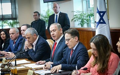 Prime Minister Benjamin Netanyahu (c) leads the weekly cabinet meeting at the Prime Minister's Office in Jerusalem on January 22, 2017. (Alex Kolomoisky/POOL)