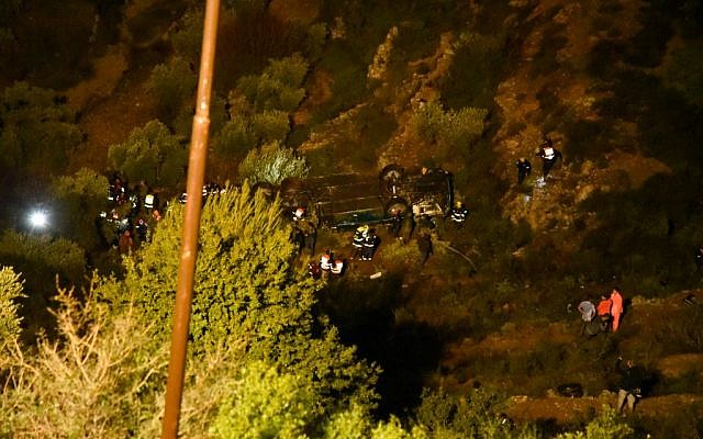 Israeli rescue and security forces at the scene where a bus fell down a ravine on a road near Ma'ale Levonah, in the West Bank, on January 27, 2017. (Moshe Mizrachi/Flash90)