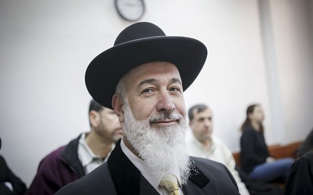 Former Israel chief rabbi Yona Metzger at the Jerusalem District Court on Monday, January 30, 2017 (Yonatan Sindel/Flash90)