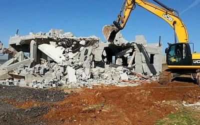 The National Unit for enforcing planning and construction laws demolishes illegal buildings in Qalansawe, January 10, 2017 (National Unit for enforcing planning and construction laws)