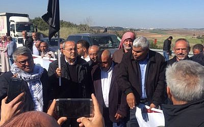 Video and images from January 23, 2017 protest show Joint (Arab) List MKs Ahmad Tibi and Talab Abu Arar, along with other protesters who stopped at the Latrun Junction waiting for the arrival of protesters coming from the south, waving a black flag of mourning, and chanting: "The people want the corpse of the martyr," referring to Abu Al-Qia’an
