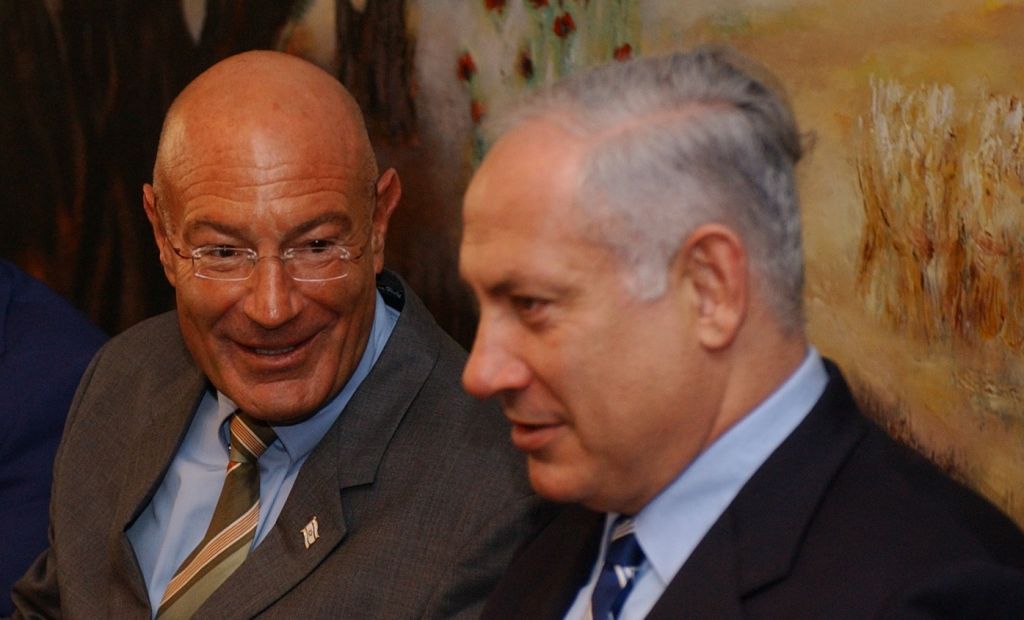 Arnon Milchan, left, and Benjamin Netanyahu on March 28, 2005. (Flash90)
