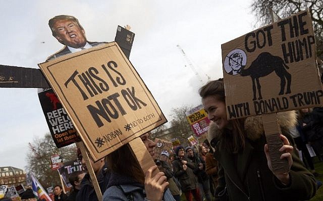 Demonstrators holding placards take part in a protest against US President Donald Trump outside the US Embassy in London on February 4, 2017. (AFP PHOTO / NIKLAS HALLE'N)