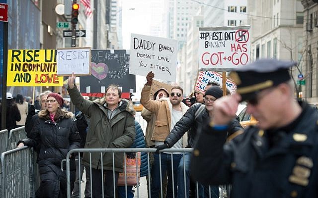 Anti-Trump protesters shout at supporters of US President Donald Trump during a rally near Trump Tower in Fifth Avenue, February 5, 2017 in New York. (AFP PHOTO / Bryan R. Smith)
