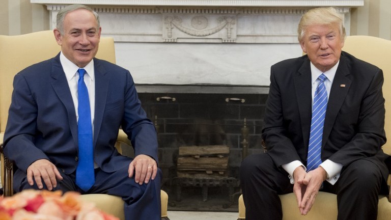 US President Donald Trump and Israeli Prime Minister Benjamin Netanyahu hold a meeting in the Oval Office of the White House in Washington, DC, February 15, 2017. (AFP Photo/Saul Loeb)
