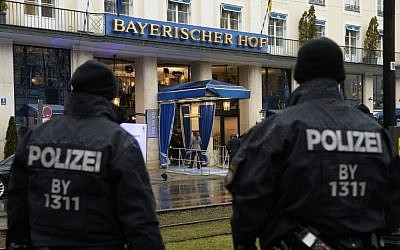 Police officers stand in front of the Bayerischer Hof hotel in Munich, southern Germany, on February 17, 2017, where preparations are under way for the high-profile Munich Security Conference. ( AFP PHOTO / THOMAS KIENZLE)