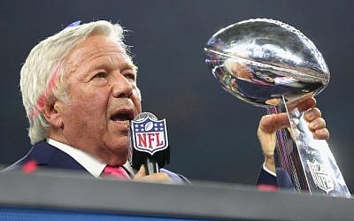 New England Patriots owner Robert Kraft holds the Vince Lombardi Trophy during Super Bowl 51 at NRG Stadium on February 5, 2017 in Houston, Texas. (Tom Pennington/Getty Images/AFP)