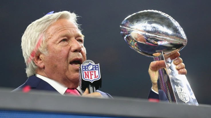 Team owner of the New England Patriots Robert Kraft holds the Vince Lombardi Trophy during Super Bowl 51 at NRG Stadium on February 5, 2017 in Houston, Texas. Tom Pennington/Getty Images/AFP)