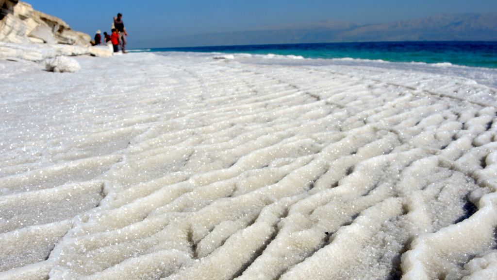 A salt flat on the shores of the Dead Sea on January 11, 2017. (Melanie Lidman/Times of Israel)