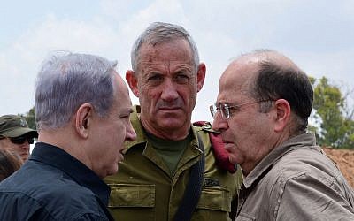 Prime Minister Benjamin Netanyahu (left) meets with then-IDF chief of staff Benny Gantz (center) and Defense Minister Moshe Ya'alon (right) in southern Israel on July 21, 2014. (Kobi Gideon/GPO/Flash90) 