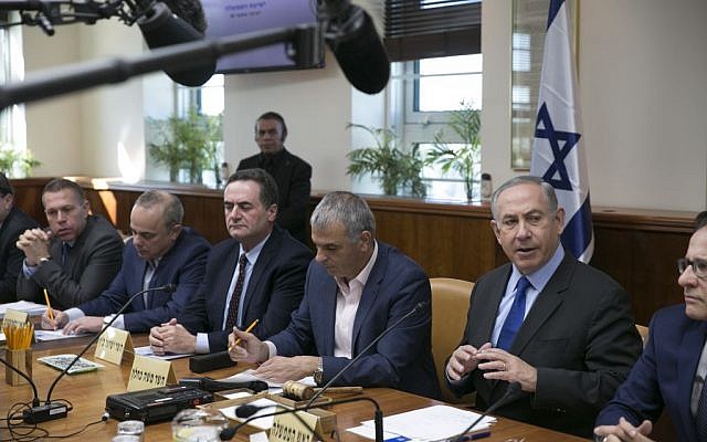 Prime Minister Benjamin Netanyahu leads the weekly cabinet meeting at his office in Jerusalem, on February 19, 2017.(Olivier Fitoussi/Flash90)