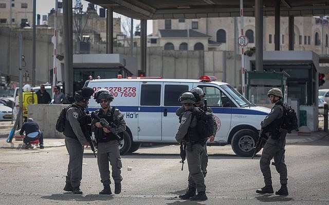 Security forces at the Qalandiya checkpoint after a  Palestinian woman was shot and wounded to thwart a suspected attack, on February 27, 2017. (Flash90)