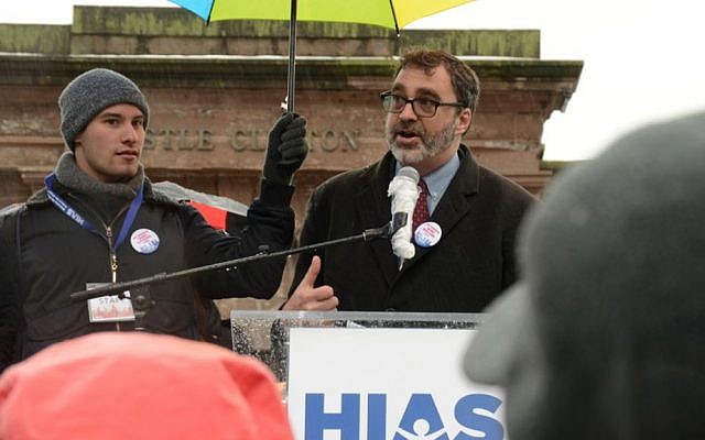 Mark Hetfield, president and CEO of HIAS, welcomes hundreds to the Jewish Rally for Refugees in Battery Park, New York, on February 12, 2017. (Courtesy HIAS)