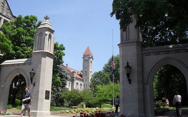 Illustrative photo of the Sample Gates, the main entrance to the Indiana University Bloomington Campus. (CC-BY-SA : McAnt/Wikimedia)