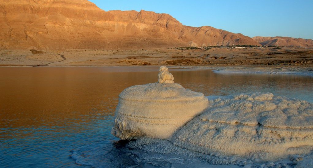 Six months after the first trip, the water level dropped nearly a meter lower at the salt formation at Jaky Ben Zaken‘s launch site on the Dead Sea, pictured on October 25, 2016. (courtesy Noam Bedein)