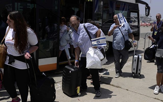 Illustrative photo of French Jewish immigrants to Israel, arriving at  Ben Gurion International Airport on July 20, 2016 ( Tomer Neuberg/FLASH90).