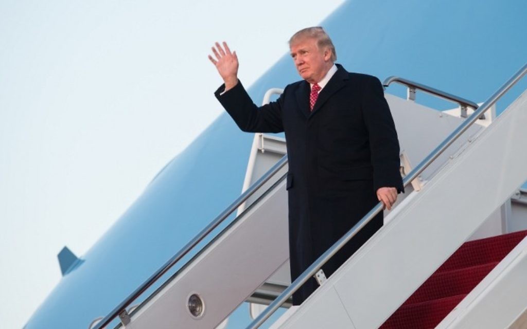 US President Donald Trump waves as he steps off Air Force One at Andrews Air Force Base in Maryland, on March 5, 2017 (AFP Photo/Nicholas Kamm)