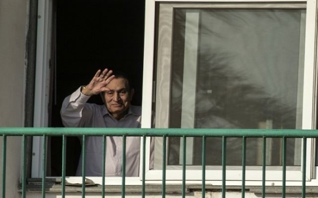 This file photo taken on October 6, 2016 shows Egypt's former president Hosni Mubarak waving to people from his room at the Maadi military hospital in Cairo. (AFP Photo/Khaled Desouki)