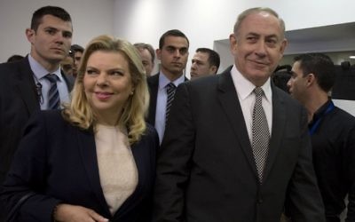 Prime Minister Benjamin Netanyahu (right) and his wife, Sara, as they enter the Tel Aviv Magistrate's Court on March 14, 2017. (AFP/Heidi Levine, Pool)