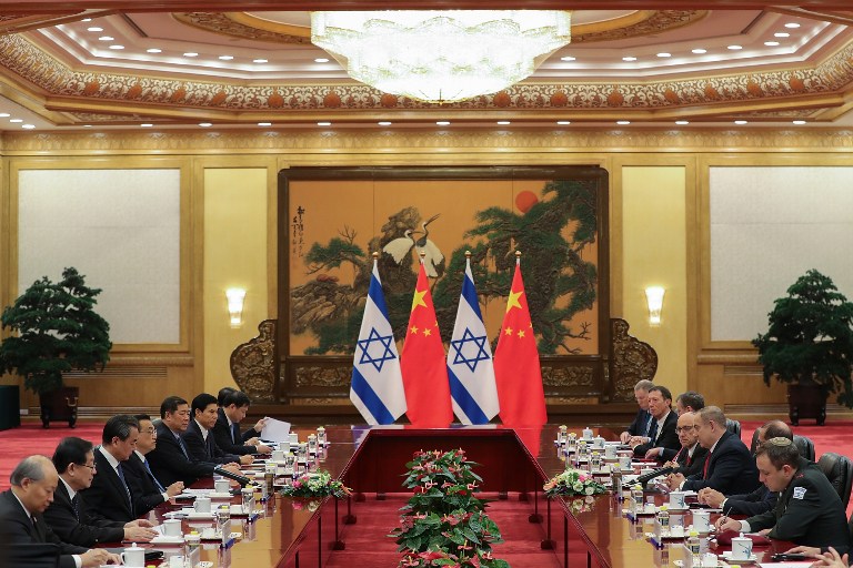 China's Premier Li Keqiang (4th L) meets with Prime Minister Benjamin Netanyahu (3rd R) at the Great Hall of the People in Beijing on March 20, 2017 (AFP PHOTO / POOL / Lintao Zhang)