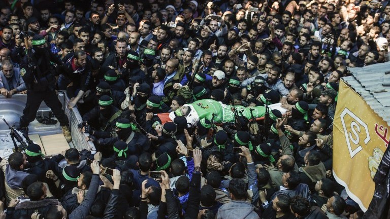 The body of Hamas official Mazen Faqha is carried by members of the Ezzedine al-Qassam Brigades, the military wing of Hamas, during his funeral in Gaza city on March 25, 2017. (AFP PHOTO / MAHMUD HAMS)