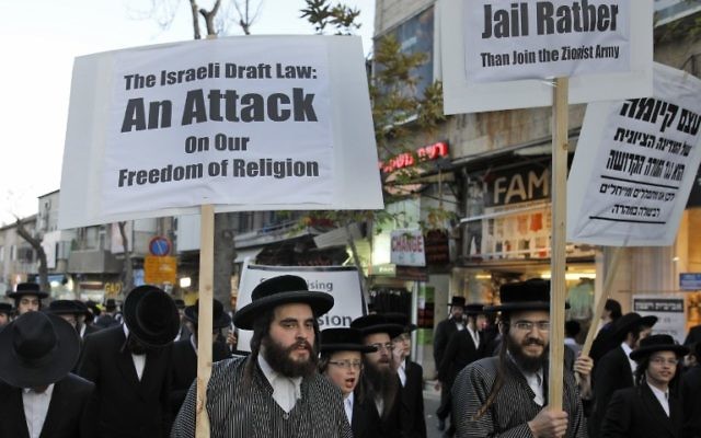 Ultra-Orthodox Jews hold placards during a protest against Israeli army conscription, in the center of Jerusalem, on March 28, 2017. (AFP PHOTO / MENAHEM KAHANA)