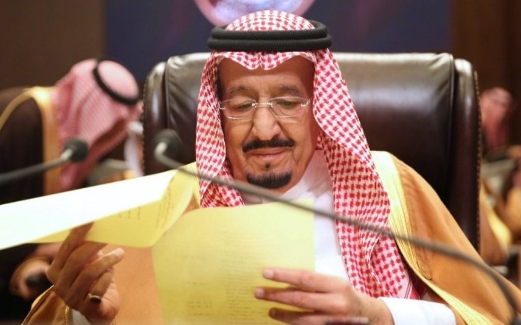 Saudi Arabia's King Salman attends talks at the Arab League summit in the Jordanian Dead Sea resort of Sweimeh, March 29, 2017. (AFP/Khalil Mazraawi)