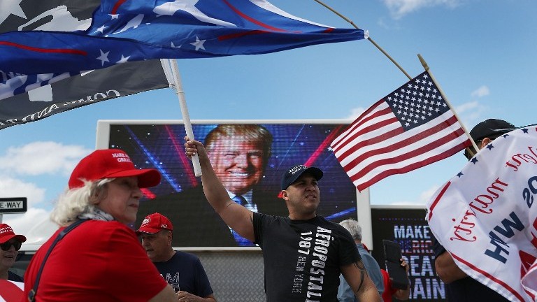 Richard Montero, center, shows his support for US President Donald Trump near his Mar-a-Lago resort home on March 4, 2017 in West Palm Beach, Florida. (Joe Raedle/Getty Images/AFP)