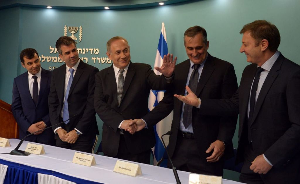 Prime Minister Benjamin Netanyahu (third from left) meets with Intel Corp. CEO Brian Krzanich (to his left) and Mobileye founders Amnon Shashua and Ziv Aviram , respectively first left and first right; (Courtesy: Haim Zach, GPO)