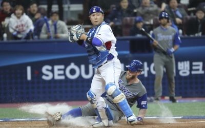 Israel's Zach Borenstein is forced out at home as South Korea's catcher Yang Eui-ji tries to throw to first during the eighth inning of the first round game of the World Baseball Classic at Gocheok Sky Dome in Seoul, South Korea, Monday, March 6, 2017. (AP /Lee Jin-man)