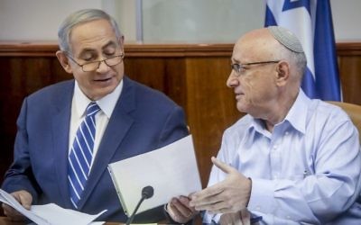 Prime Minister Benjamin Netanyahu (L) sits with former interim Israeli National Security Adviser Yaakov Nagel (R) at the weekly cabinet meeting at the Prime Minister's Office in Jerusalem on September 18, 2016. (Marc Israel Sellem/Flash90)