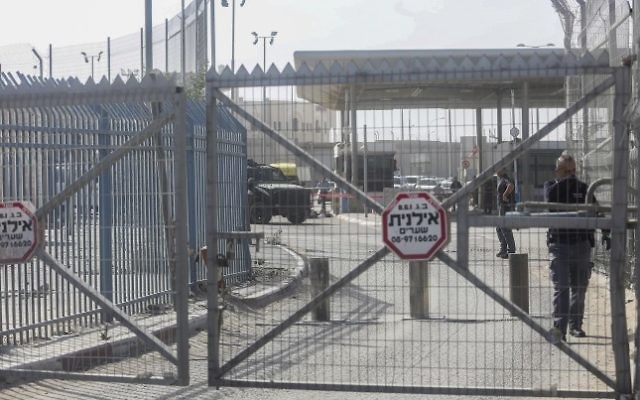 Israeli security forces at the Qalandiya checkpoint near Ramallah, on November 22, 2016 (Flash90)