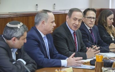 Prime Minister Benjamin Netanyahu leads the weekly cabinet meeting at his office in Jerusalem, on March 26, 2017. (Marc Israel Sellem/POOL)