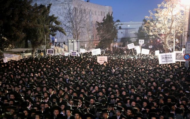 Thousands of ultra-Orthodox Jews, protesting the arrest of ultra-Orthodox draft dodgers, hold a rally against army recruitment in Jerusalem, March 28, 2017. (Yonatan Sindel/Flash90)