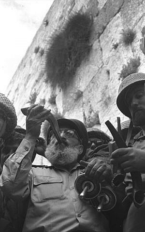Army Chief Chaplain Rabbi Shlomo Goren, surrounded by IDF soldiers, blows the shofar in front of the Western Wall during the Six Day War, June 7, 1967. (David Rubinger/Government Press Office)