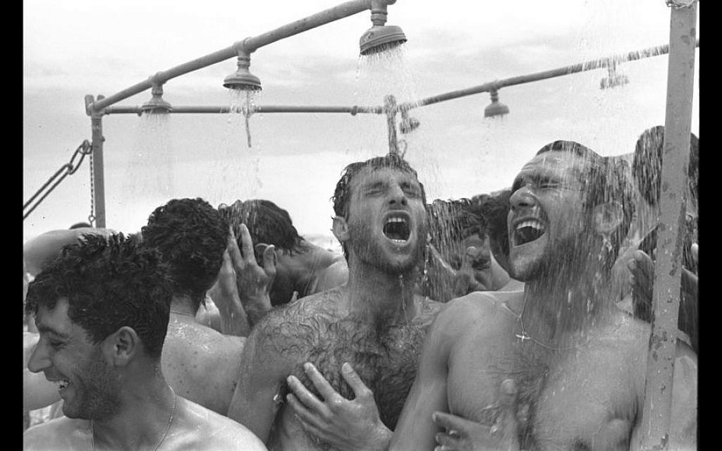 Rubinger captured soldiers showering off the desert dust in Eilat in June 1967 (Courtesy Rubinger/Knesset collection)