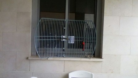 The antenna in the window of the teen JCC bomb hoax suspect's Ashkelon room (Channel 10 screenshot)