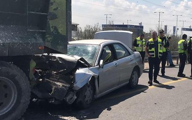 The scene of a fatal car crash on Route 4, near the Gan Yavneh Junction on March 24, 2017. (Israel Police)