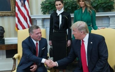 US President Donald Trump (R) shakes hands with King Abdullah II of Jordan in the Oval Office at the White House as First Lady Melania Trump and Queen Rania look on in Washington, DC, on April 5, 2017. (AFP PHOTO / NICHOLAS KAMM)