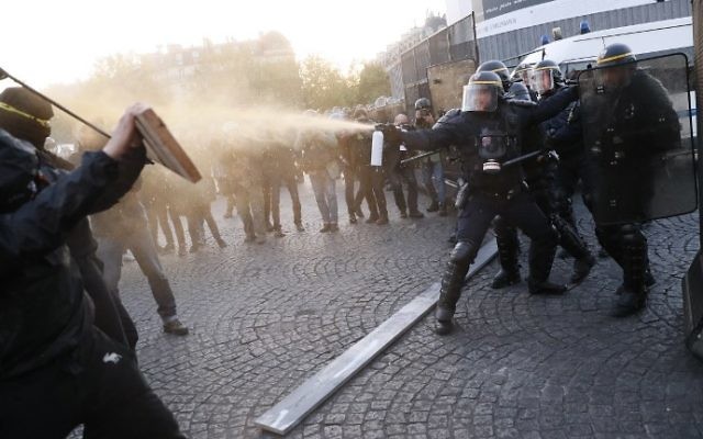 Anti-fascists clash with police forces as they demonstrate in Paris on April 23, 2017, following the announcement of the results of the first round of the presidential election. (AFP PHOTO / THOMAS SAMSON)