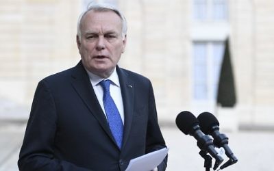 French Foreign Minister Jean-Marc Ayrault gives a statement to the media following a Defence Cabinet meeting at the Elysee Palace in Paris, April 26, 2017. (AFP/STEPHANE DE SAKUTIN)