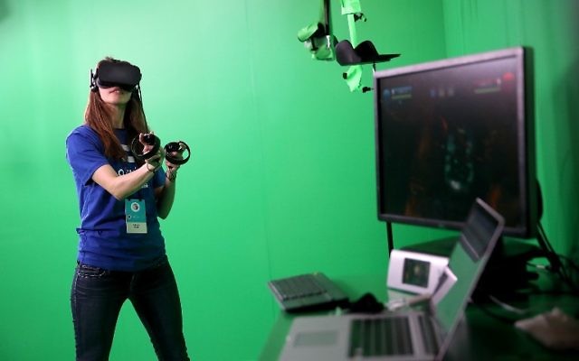 Adriana Ojeda uses an Oculus headset Facebook's F8 Developer Conference on April 18, 2017 in San Jose, California. (Justin Sullivan/Getty Images/AFP)
