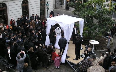 Illustrative: A Jewish wedding with chuppah in Vienna 2007. (CC BY SA 2.5 Gryffindor)