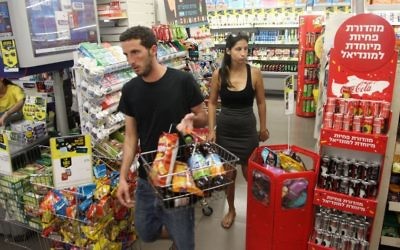 Illustrative: Israelis shop at the AM:PM convenience store in Tel Aviv on July 04, 2014. (FLASH90) 